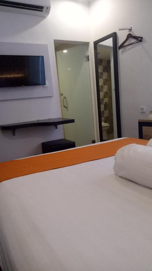 Front One Boutique Tugu Muda Semarang Hotel Kültér fotó
